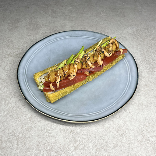 Хот-дог с крабом и креветкой темпура