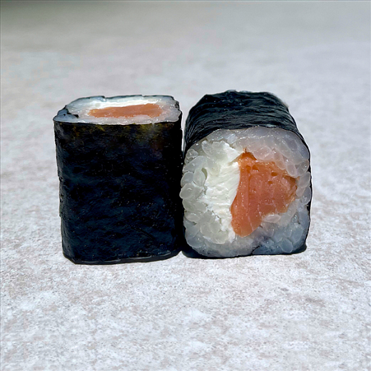 Ролл с копченым лососем и сыром