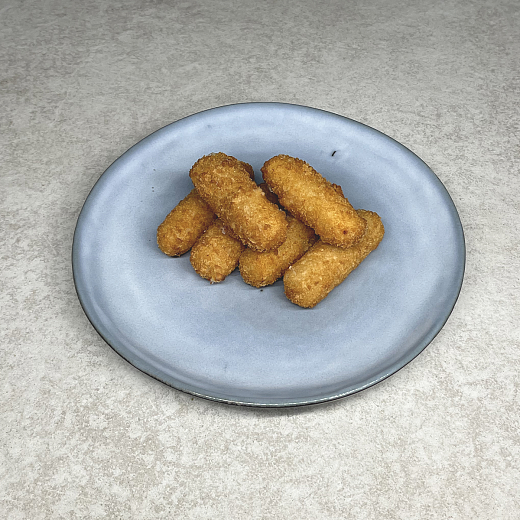 Сырные палочки с брусничным соусом